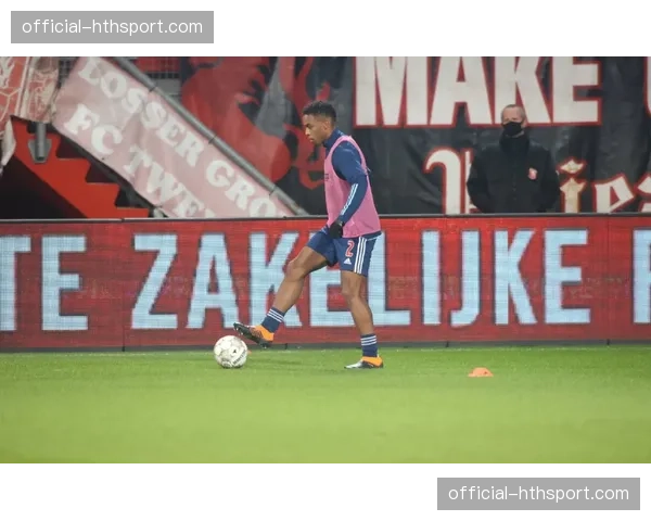 兰斯2-1图卢兹，主队先失球后收缩防守，依靠两次快速反击完成逆转